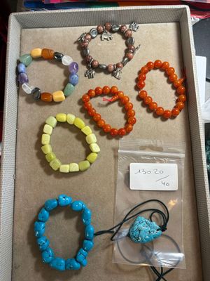 une boîte contenant divers bracelets
