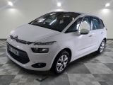 la citrole blanche est garee sur un carrelage en damier