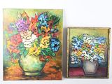 deux peintures de fleurs dans un vase sur une table