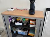 une cafetière posée sur un meuble dans une pièce