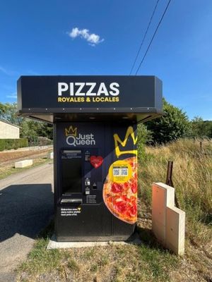 un distributeur automatique de pizzas au bord de la route