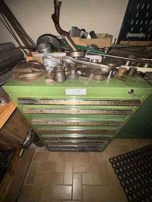 un plan de travail vert sur lequel sont posés de nombreux plats et casseroles