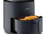 gros plan d'une friteuse noire sur fond blanc