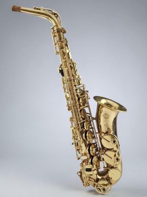 un saxophone doré sur fond noir et blanc