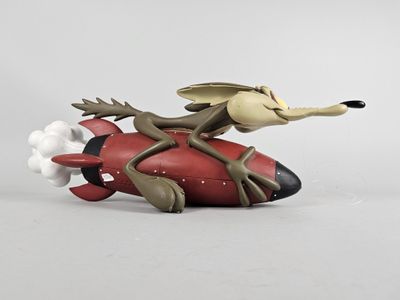 figurine représentant un chien à bord d'un avion rouge avec un nuage blanc