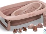 une baignoire rose dans laquelle se trouvent un biberon et d'autres objets