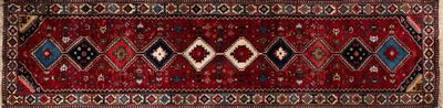 un gros plan sur un tapis rouge orné d'un motif en losanges
