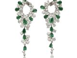 une paire de boucles d'oreilles en émeraude et diamant