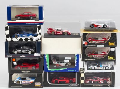un grand nombre de voitures-jouets dans une vitrine