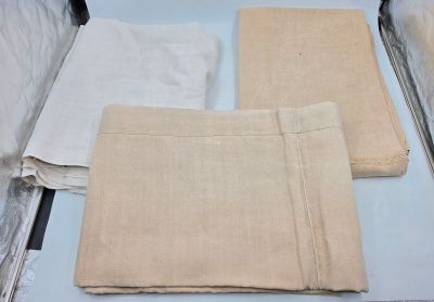 621 / CH-A3 / Lot de deux draps en coton bi présentant …