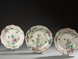 trois assiettes à motifs floraux posées sur une surface blanche