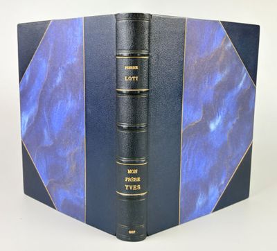 un livre ouvert, avec une couverture bleue et une bordure dorée