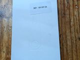 une image représentant une feuille de papier posée sur une table en bois