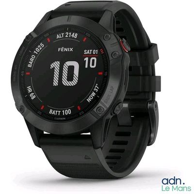 gros plan d'une montre intelligente sur fond blanc