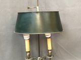 une paire de lampes de table en laiton avec des abat-jours verts sur fond blanc
