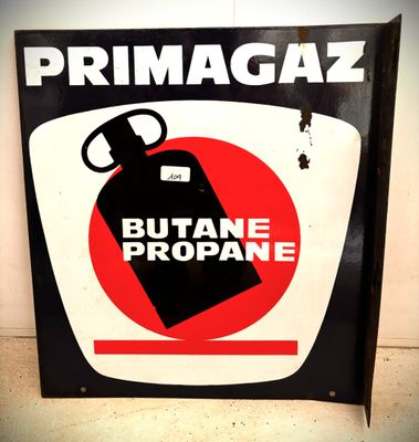 un panneau sur lequel est inscrit « Primagaz butane propane »