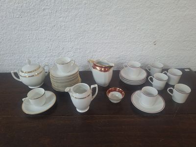 plusieurs tasses et soucoupes posées sur une table