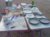 une table sur laquelle sont posées de nombreuses assiettes et bols