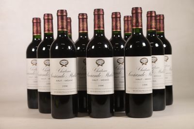 six bouteilles de vin rouge sont alignées