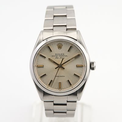 une image représentant une montre-bracelet argentée dont le cadran est orné de chiffres romains