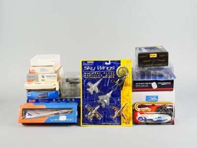 la boîte contient de nombreux modèles différents d'avions miniatures