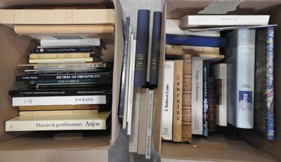 une boîte remplie de livres avec une paire de ciseaux à l'intérieur