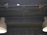 deux lampes suspendues au plafond dans une pièce