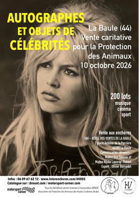 une photo en noir et blanc d'une femme aux cheveux longs