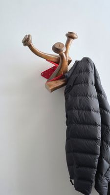 un porte-manteau sur lequel est accroché un manteau