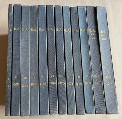six livres sont empilés sur une table