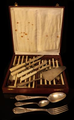 des couverts dans un coffret en bois contenant des cuillères et des fourchettes