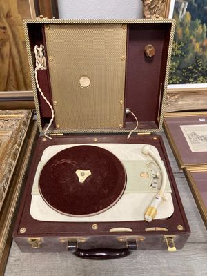 une valise dans laquelle se trouve un tourne-disque