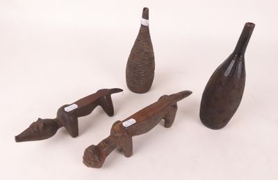 plusieurs morceaux de bois sont posés sur une surface blanche