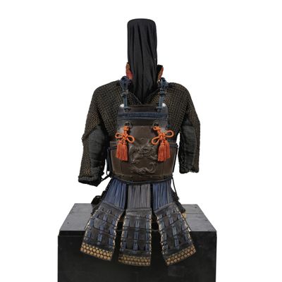 statue d'un homme en armure exposée sur un fond blanc