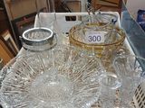 un plateau sur lequel sont posés de nombreux objets en verre