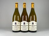 trois bouteilles de vin posées sur une table