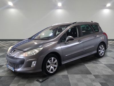 la photo d'une voiture argentée garée dans un garage