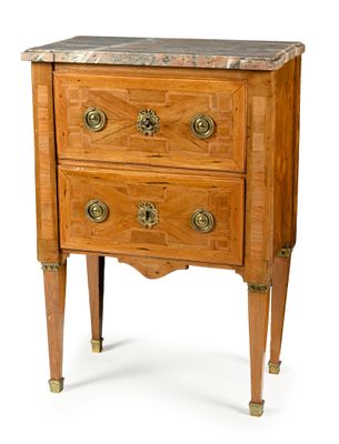 une petite commode en bois avec dessus en marbre