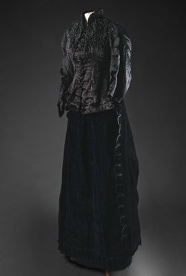 une photo d'une robe et d'une veste noires sur un mannequin