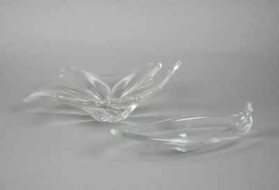 deux bols en verre transparent empilés l'un sur l'autre sur une surface blanche