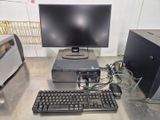 un bureau d'ordinateur équipé d'un écran, d'un clavier, d'une souris et d'une imprimante