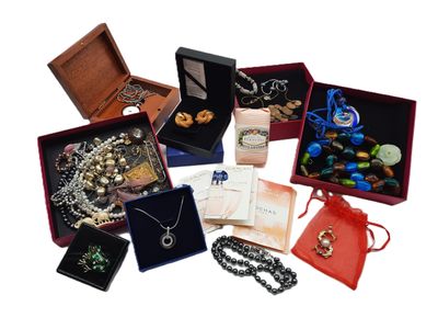 de nombreux bijoux dans une boîte posée sur un fond blanc