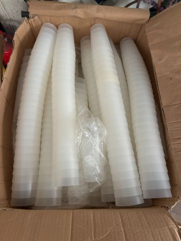 Deux cartons de verres plastiques 50 et 25cl