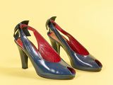 des chaussures à talons hauts bleues et rouges ornées d'un nœud sur la pointe