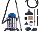 un aspirateur argenté et bleu avec ses accessoires, sur fond blanc