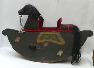 Cheval de bois basculant à décor polychrome Pays Basque ?