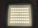 une photo d'une lumière allumée dans le noir