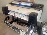 une imprimante posée sur un bureau