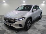 le suv mercedes gla est garé sur un sol en damier