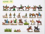de nombreuses figurines représentant des personnes à cheval et des chiens